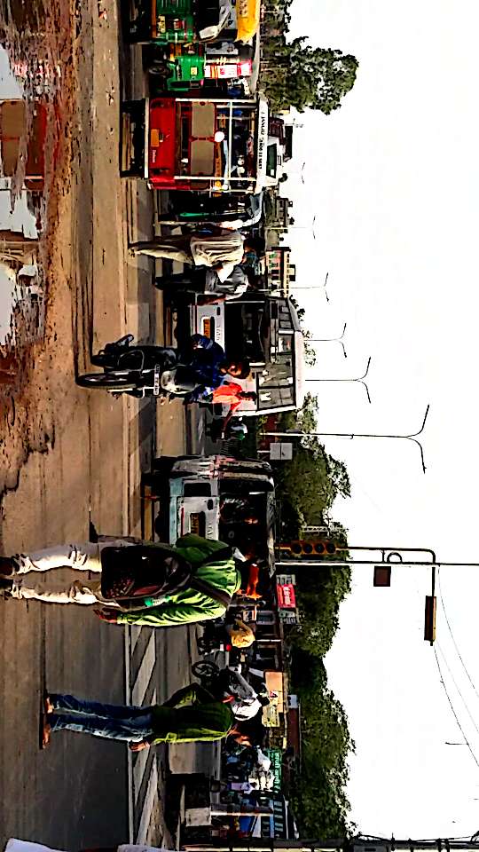 Abdul11Alim's tweet photo. @JaipurPolice @traffic_jpr @VasundharaBJP  N.H. 8 ईदगाह,सड़क के बीच खड़े वाहन,आए दिन एक्सीडेंट,पिटते बाहरी ड्राइवर!दया दृष्टि सर https://t.co/feLZHN6e5s