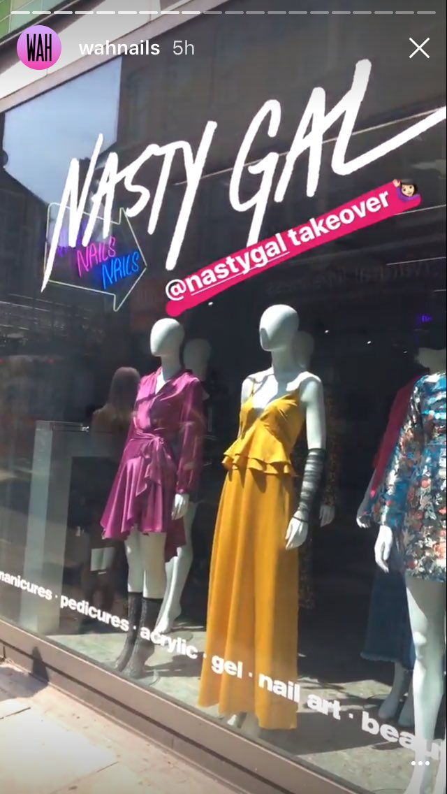 KieNakamura's tweet photo. ECの #NASTYGAL がlondonSOHOで店舗出してるらしく駅広告が所々に👀しかもロンドンガールに圧倒的人気ネイルショップの #wahnails とコラボしてオリジナルネイルデザインと店舗内フォトスポット展開してる〜！オンラインに強いブランドならではの取り組み💪🏻 https://t.co/A2igIfiv0C