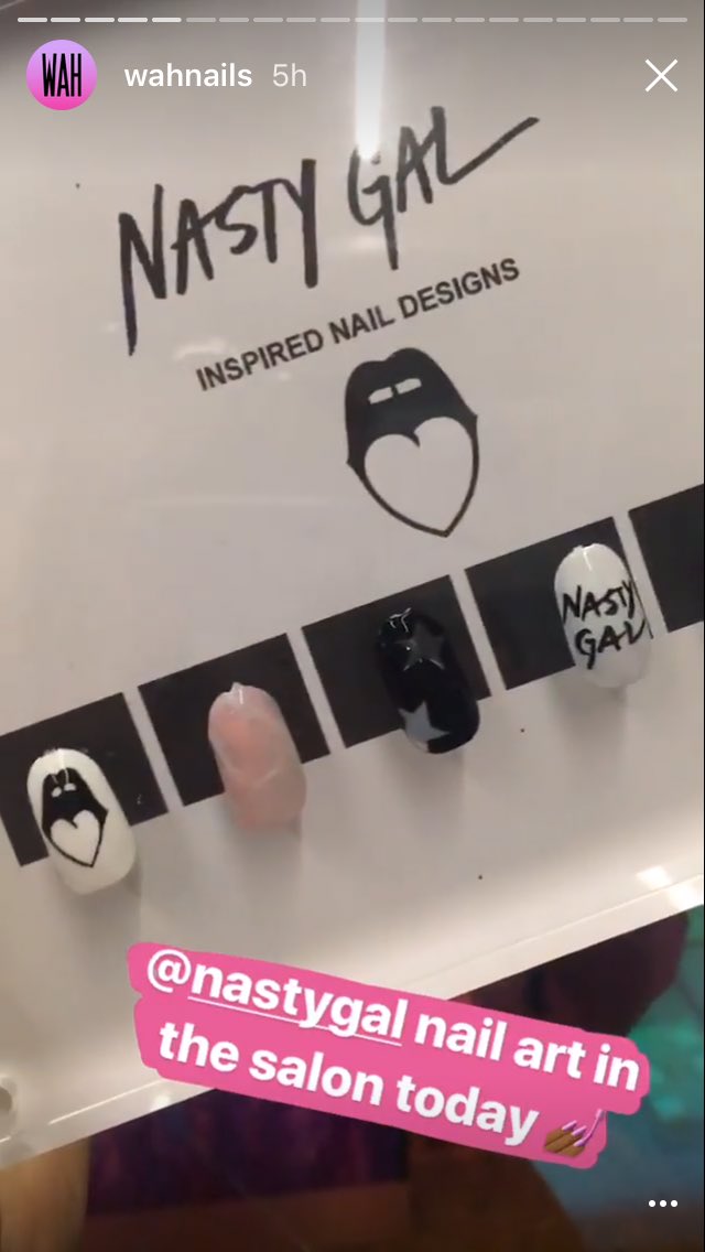 KieNakamura's tweet photo. ECの #NASTYGAL がlondonSOHOで店舗出してるらしく駅広告が所々に👀しかもロンドンガールに圧倒的人気ネイルショップの #wahnails とコラボしてオリジナルネイルデザインと店舗内フォトスポット展開してる〜！オンラインに強いブランドならではの取り組み💪🏻 https://t.co/A2igIfiv0C