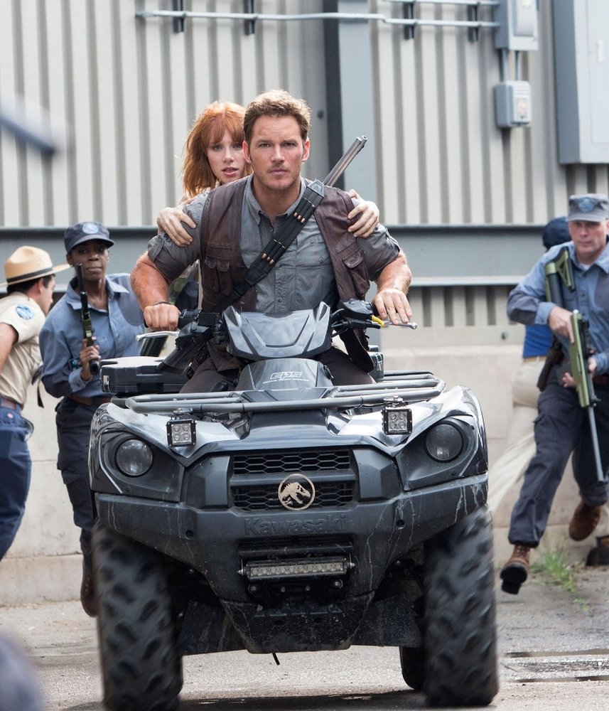 Wishing a very happy birthday to Jurassic World co-star Chris Pratt! 