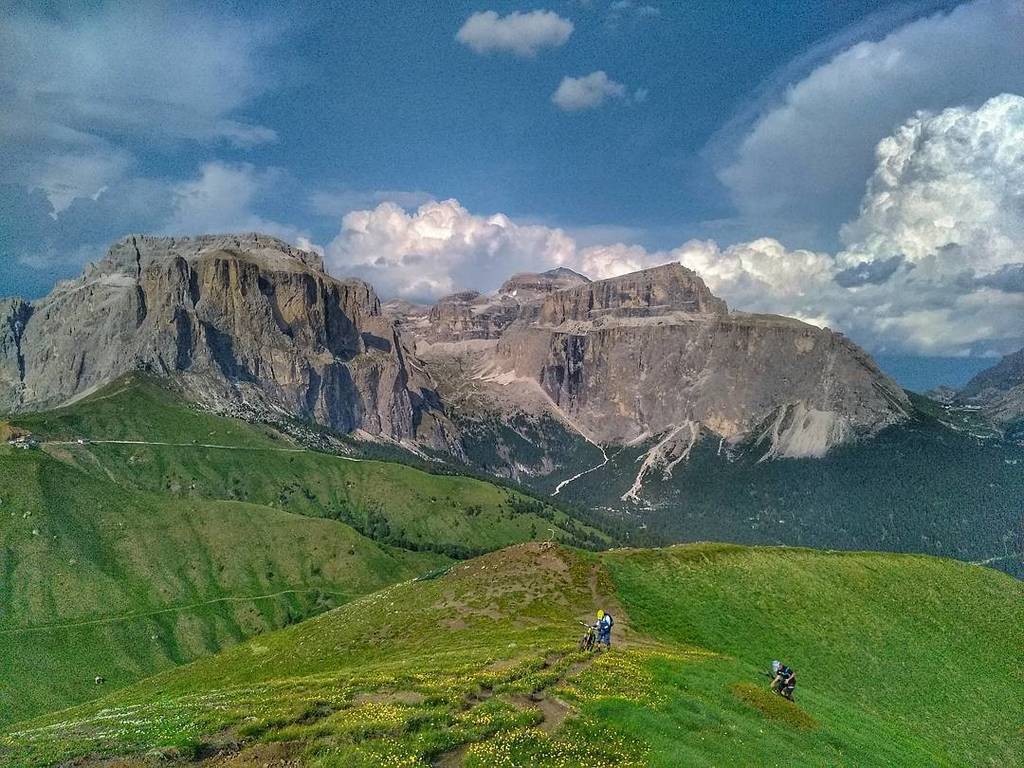 CedricGracia's tweet photo. My office today 🤘
Loving it
#landscape #nature #biking #green #big #surfing #dirt #instagram #cgvlog #yeah https://t.co/9uD2Bk2J8d