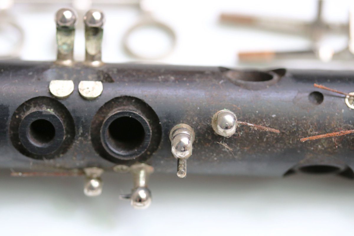 Reparación, #limpieza, nutrición de la madera, #zapatillado, sustitución de muelles y ajuste de #requinto #Noblet Paris. ¡No te lo pierdas!