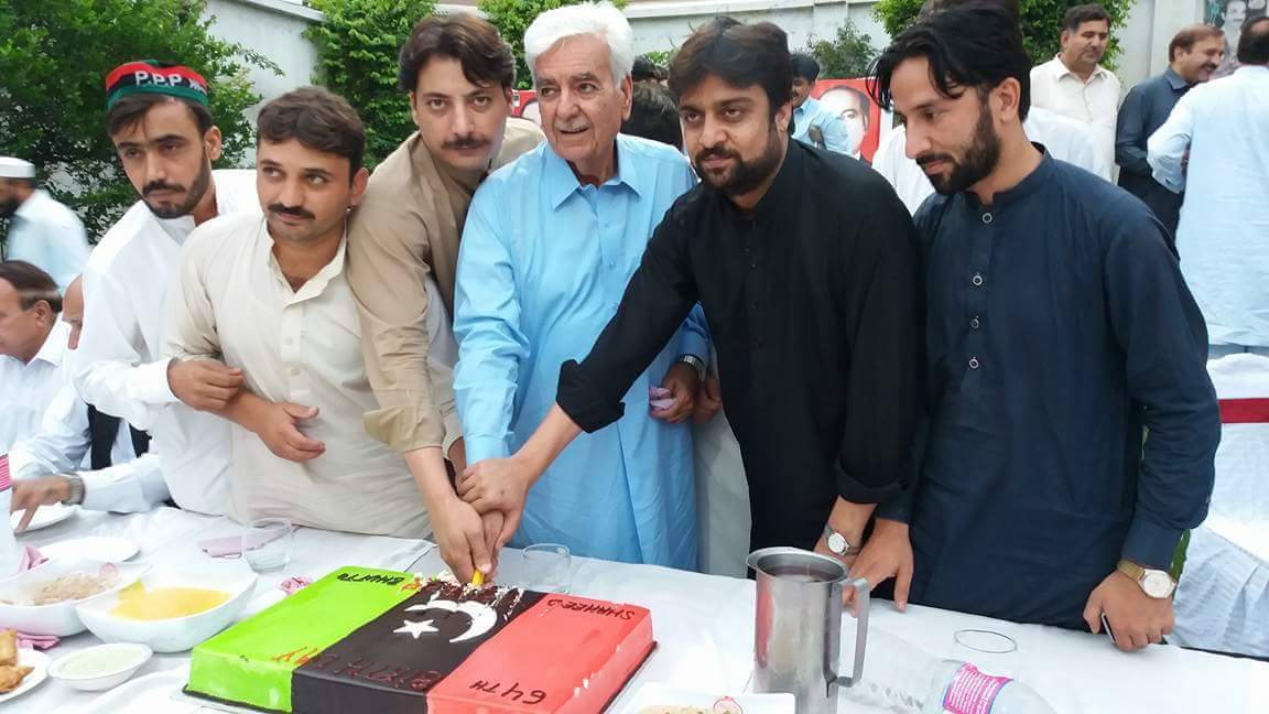 ebad_ehsan007's tweet photo. #CEC Member #PPP Rahimdad Khan cutting Birthday cake of Shaheed Benazir Bhutto with #PSF &amp; #PYO workers
#HappyBirthdaySMBB 
@BBhuttoZardari https://t.co/z7ZYf4Dum1