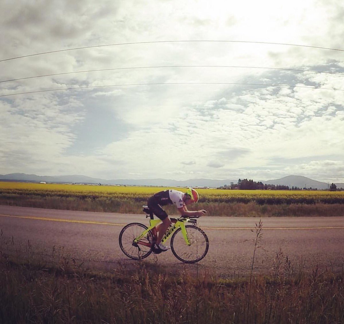 IMTrinews's tweet photo. Via @Timboreed #TimReed Farmland roads in Idaho. Sockless and free. #TimeTrialTuesday @trekbikes @ridebontrager #CDA #IM703CDA 📸Mit Deer https://t.co/nnkoCJgFd5