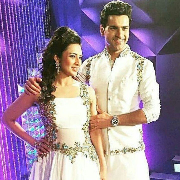 thakurd41113753's tweet photo. 22hrs left β€οΈ phone uthao, number ghumao β€οΈ #PowerOfThree #DivekVoteChain #SpreadDivekLove #GoWinNachDivek π @Divyanka_T @vivekdahiya08 π₯ https://t.co/jkI2pMadkW