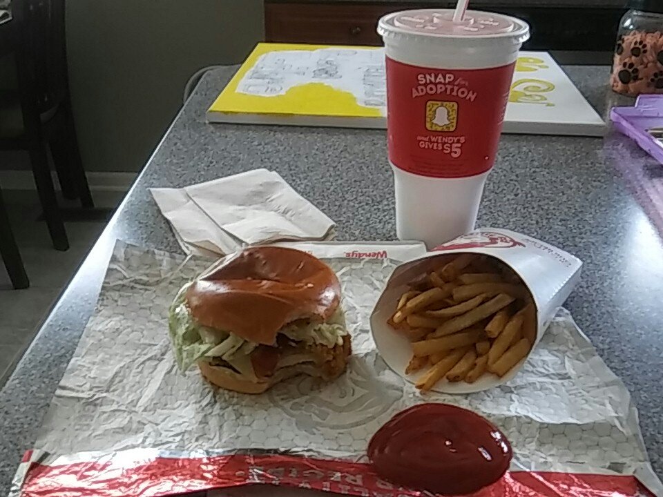 vargas_lizzie's tweet photo. Wendy's and my ass have 1 thing in common. #YouKnowWhenItsReal #wendys https://t.co/fMXq0a5d28