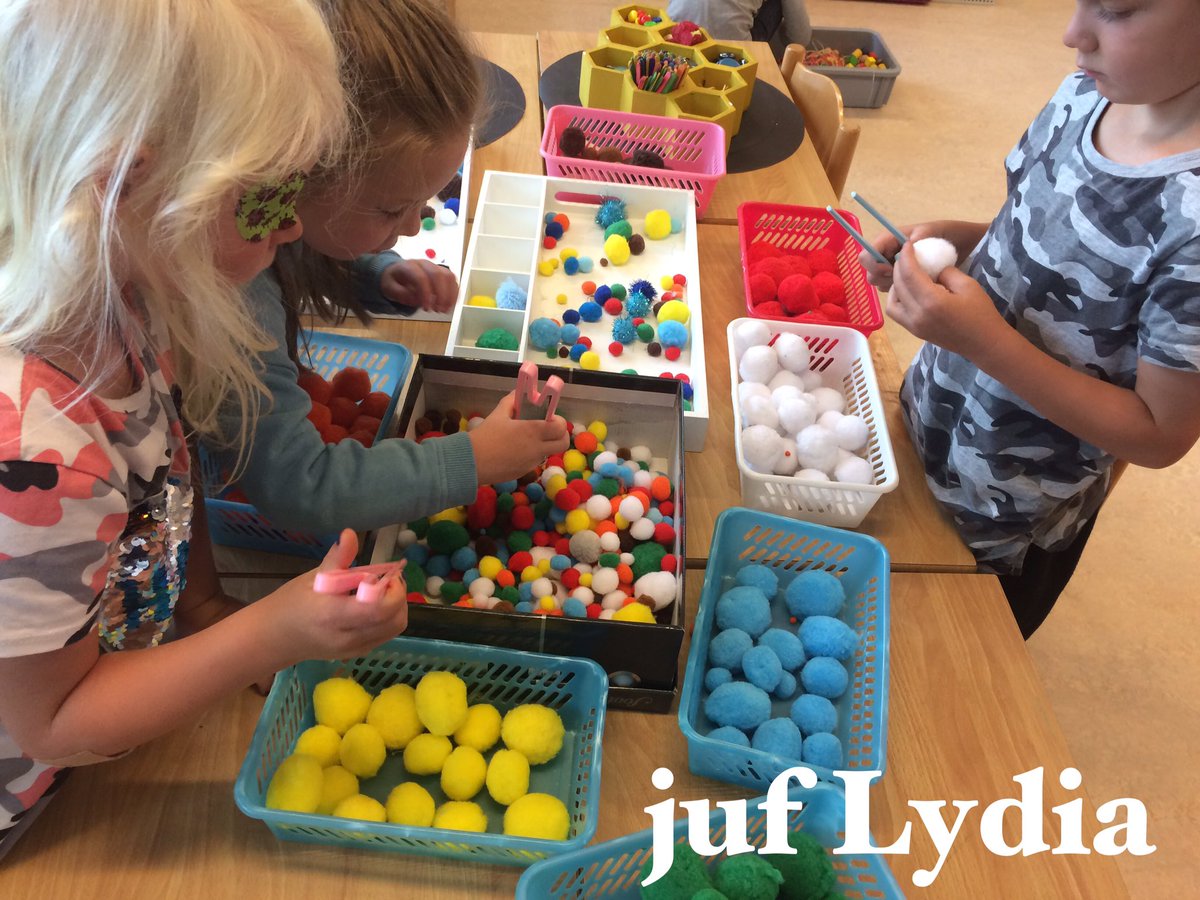 Voorbereidingen voor themahoek "De ijssalon": sorteren op kleur en grootte.