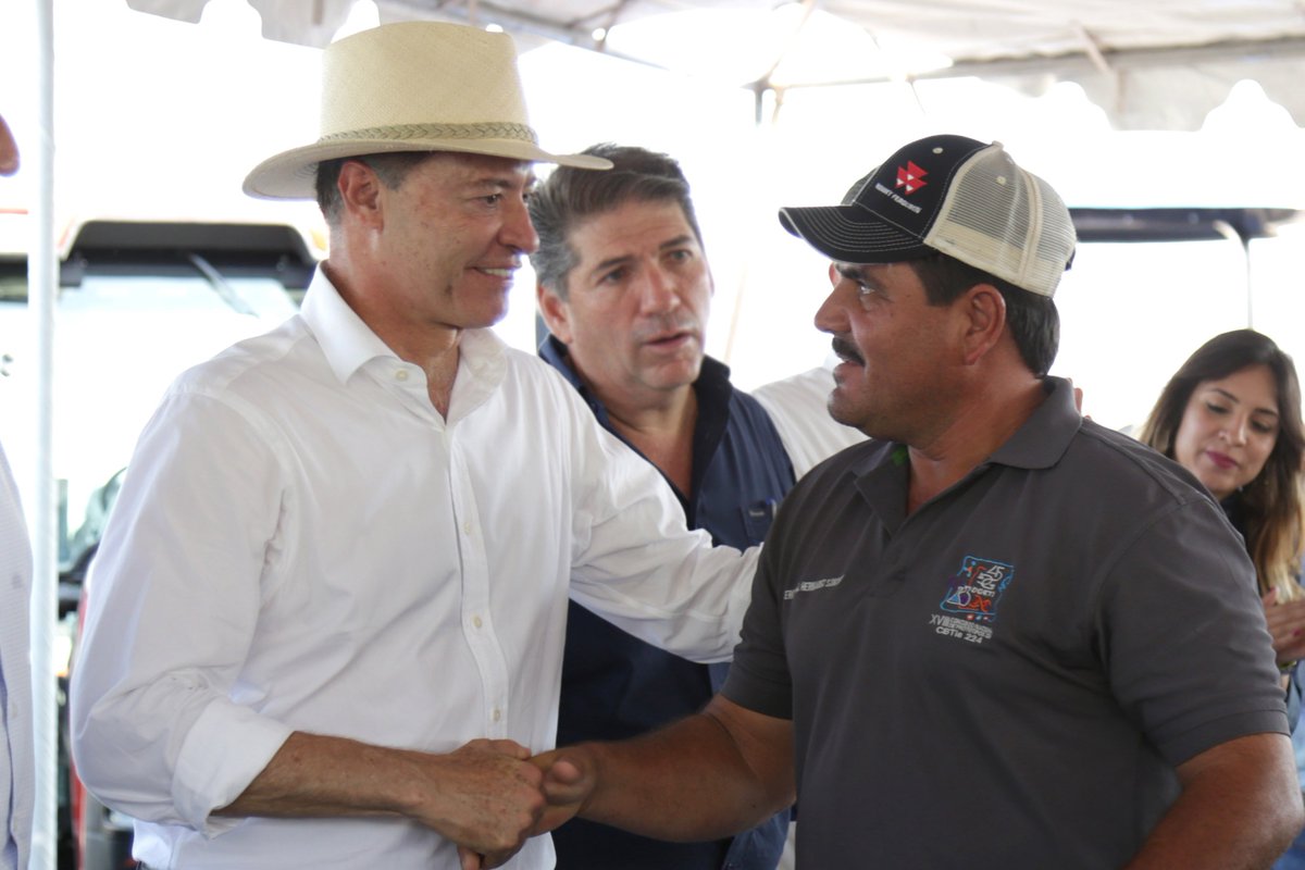 Hoy entregamos más de 500 apoyos a productores sinaloenses dentro del Programa de Concurrencia con las Entidades Federativas. #PuroSinaloa 👊