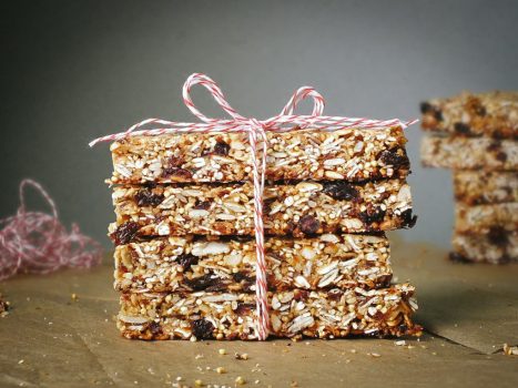 ForwardForty's tweet photo. These energy bars taste good. Like Really!  For recipe and video, click link in the bio. #vegan https://t.co/rv28LFUOGL