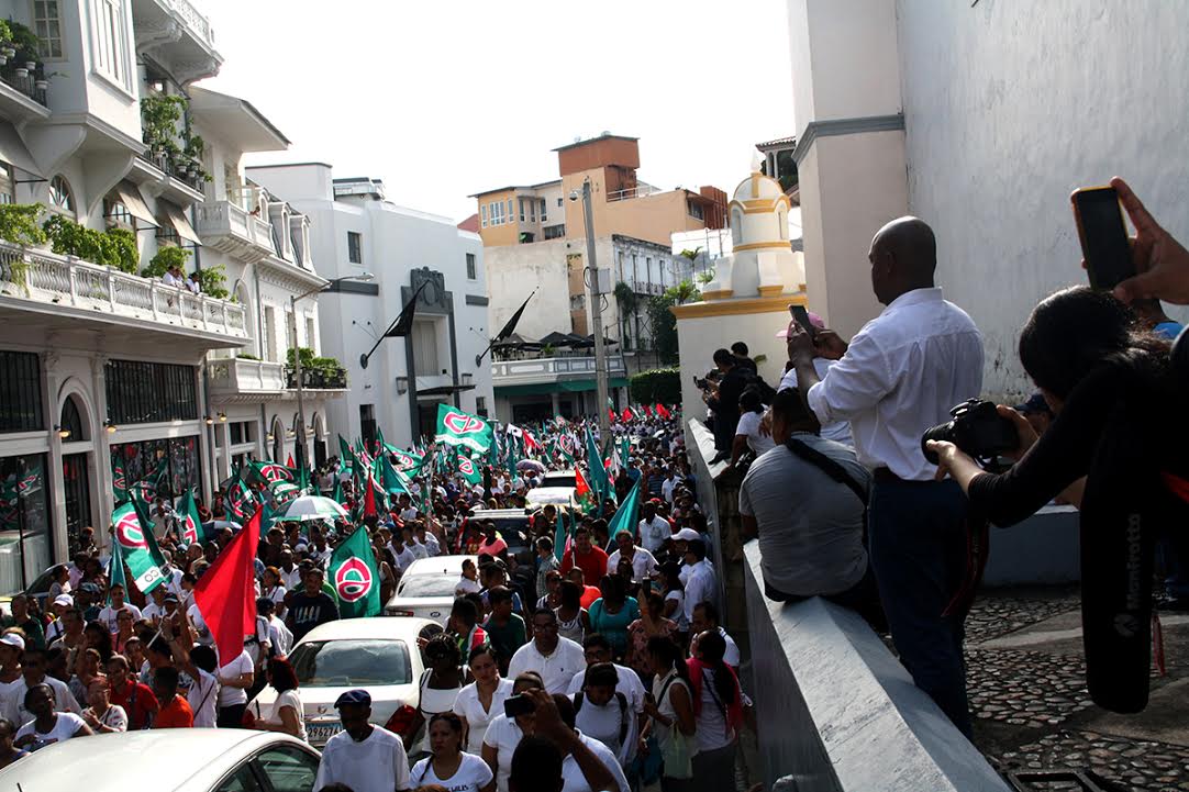 AccionCD's tweet photo. Dos mensajes le llegaron al presidente Varela, hasta Washington: "Ricardo Martinelli Berrocal, no está sólo." y "La pelea, es peleando." https://t.co/bJDzn1W69J