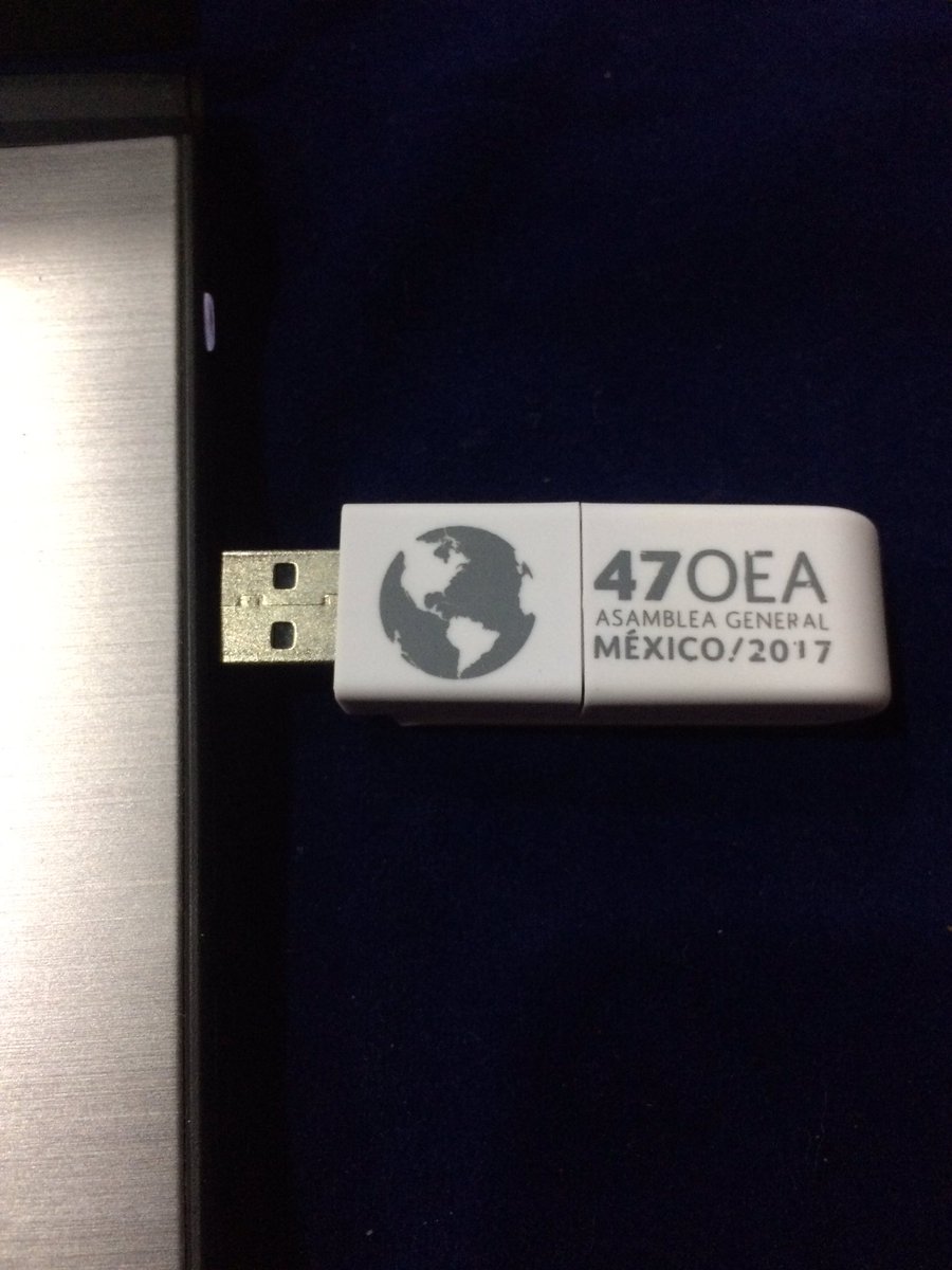 Jacobogg's tweet photo. Gobierno #México regala memorias USB en sala de prensa durante cumbre OEA de Cancún. Desconcierto y risas entre quienes las reciben https://t.co/RW9uA51Wqx