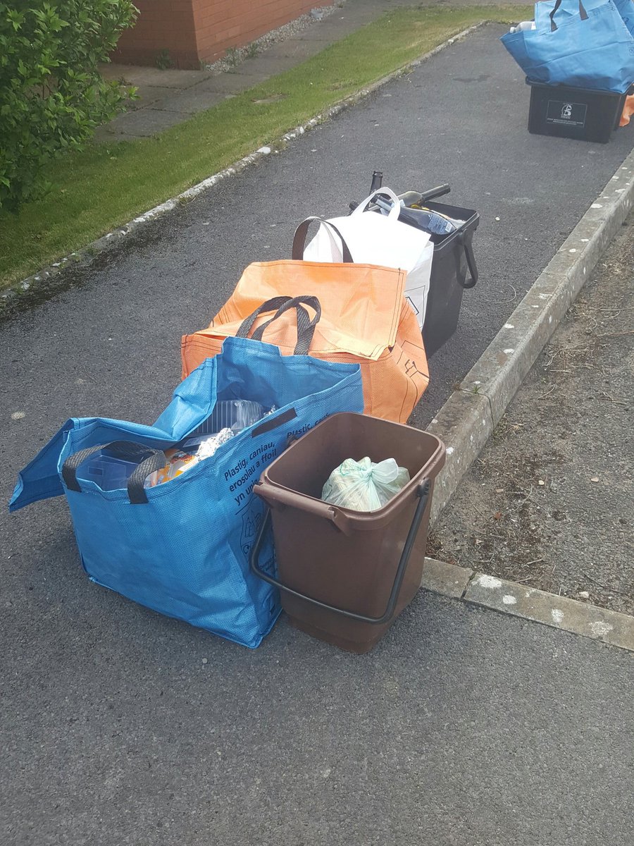 tjrud91's tweet photo. @BridgendCBC still not collected at 19:00. Have emailed to confirm. Will this be collected tomorrow? https://t.co/0VFnJDS5sX