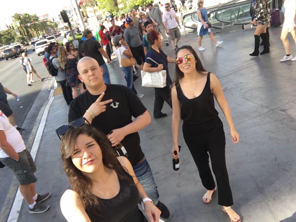 Manelly_A's tweet photo. #NationalSelfieDay #LasVegas #TakeMeBack https://t.co/bjjv1kQTjk