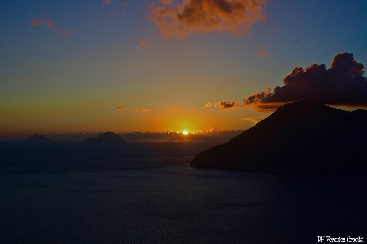 Per me il #SolstiziodEstate è tutto qui, in questo tramonto "catturato" a Lipari, nelle Isole Eolie ❤️
#SiciliaBedda