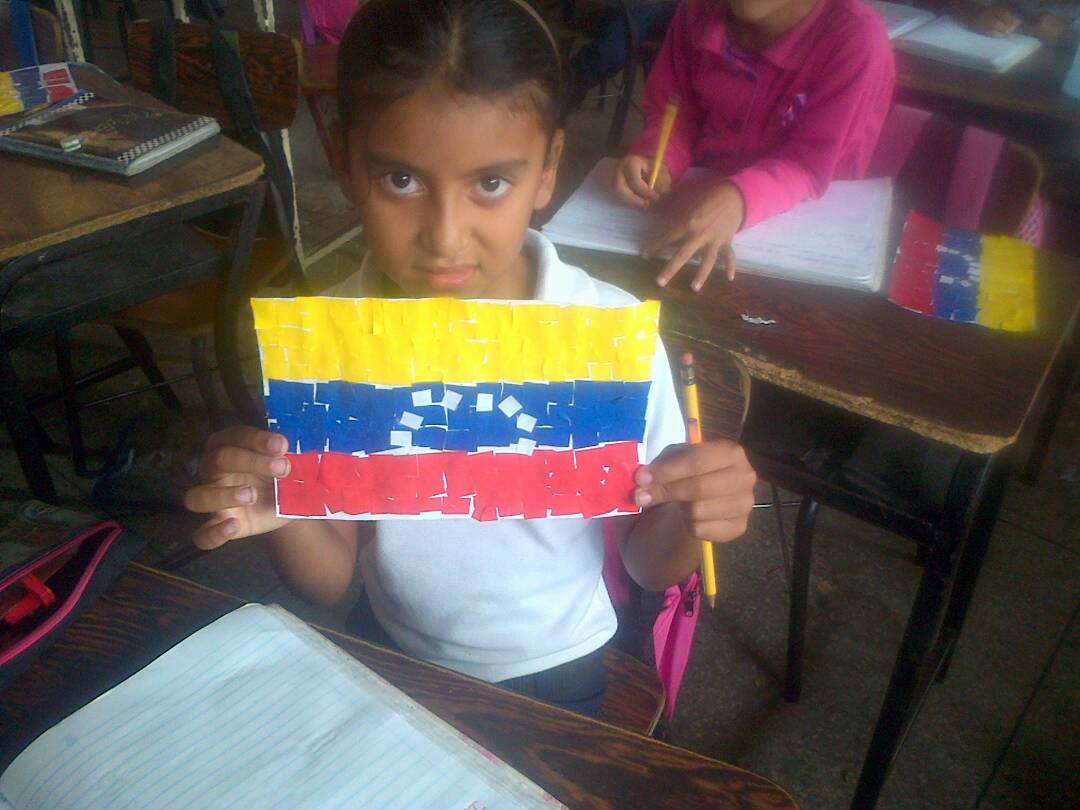 maestro_rodrig's tweet photo. Realización de la bandera nacional con los niños y niñas de nuestra institución e izando la bandera https://t.co/RLJYSZvnYL