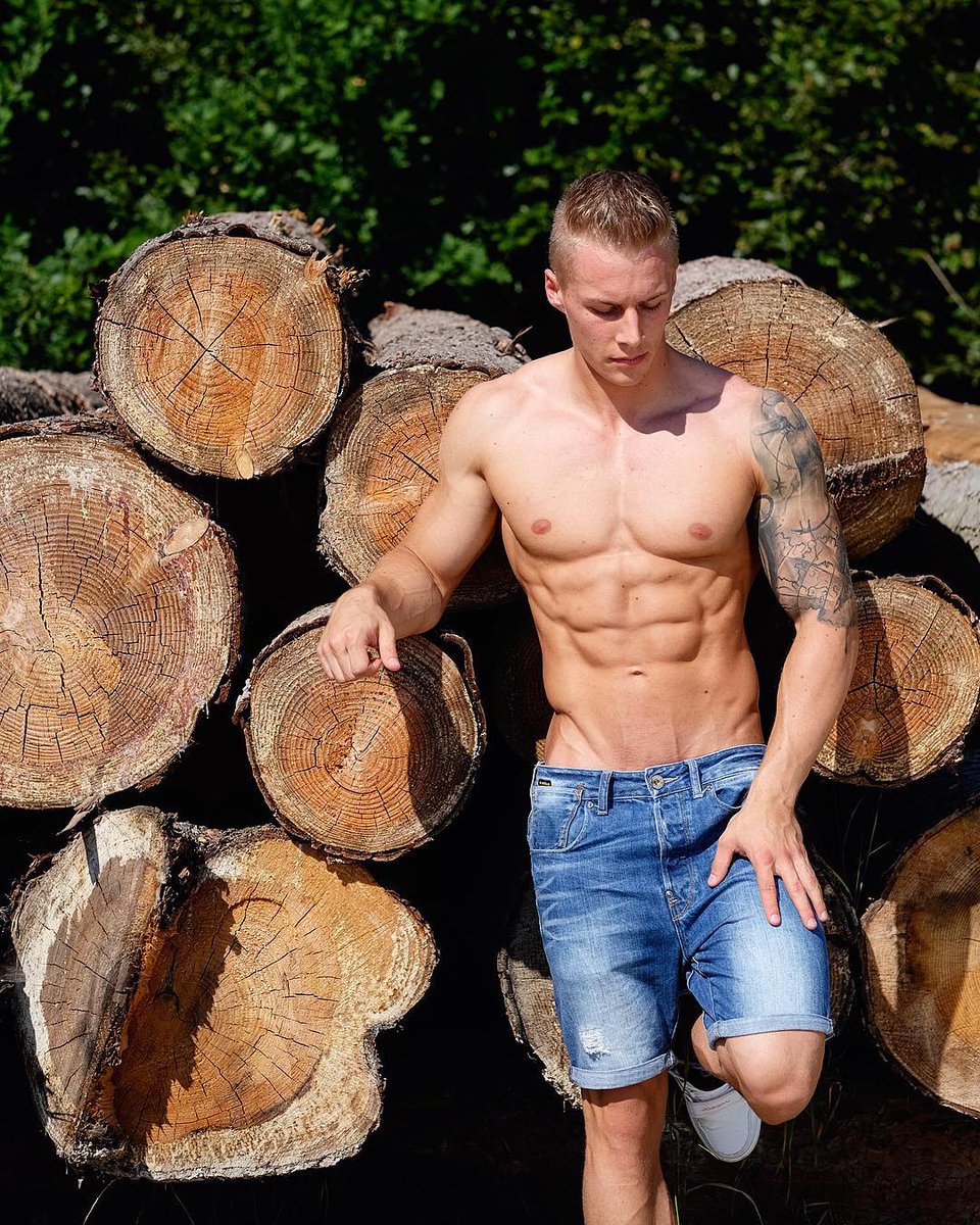 Stacked all the wood  
@Hugo_DaBeast thanks for the help