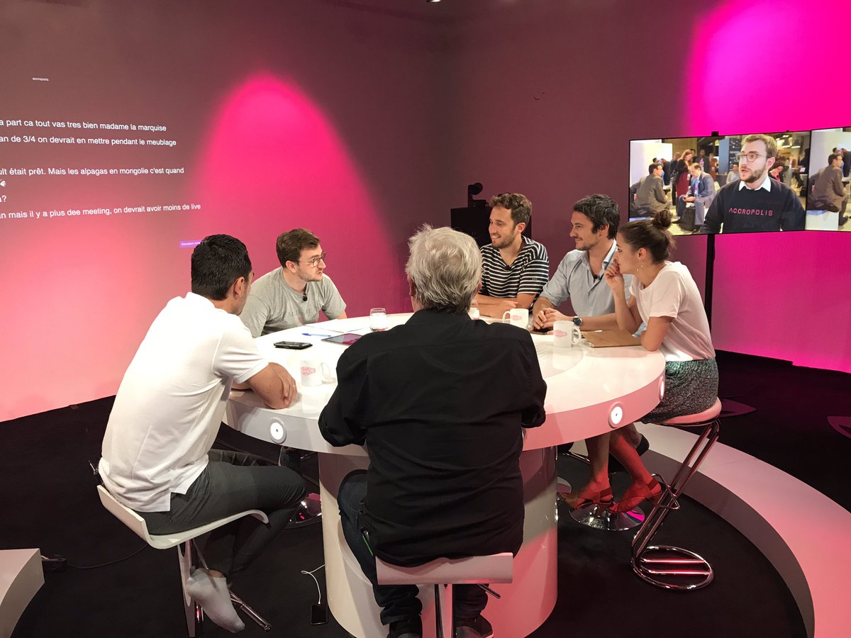 CapCollectif's tweet photo. 🔴 LIVE @Accropolis ❤️ @SorsToi le plateau est chaud bouillant 🔥 à 5 minutes de la prise d'antenne ! 😅 https://t.co/eduEIEyOJ9