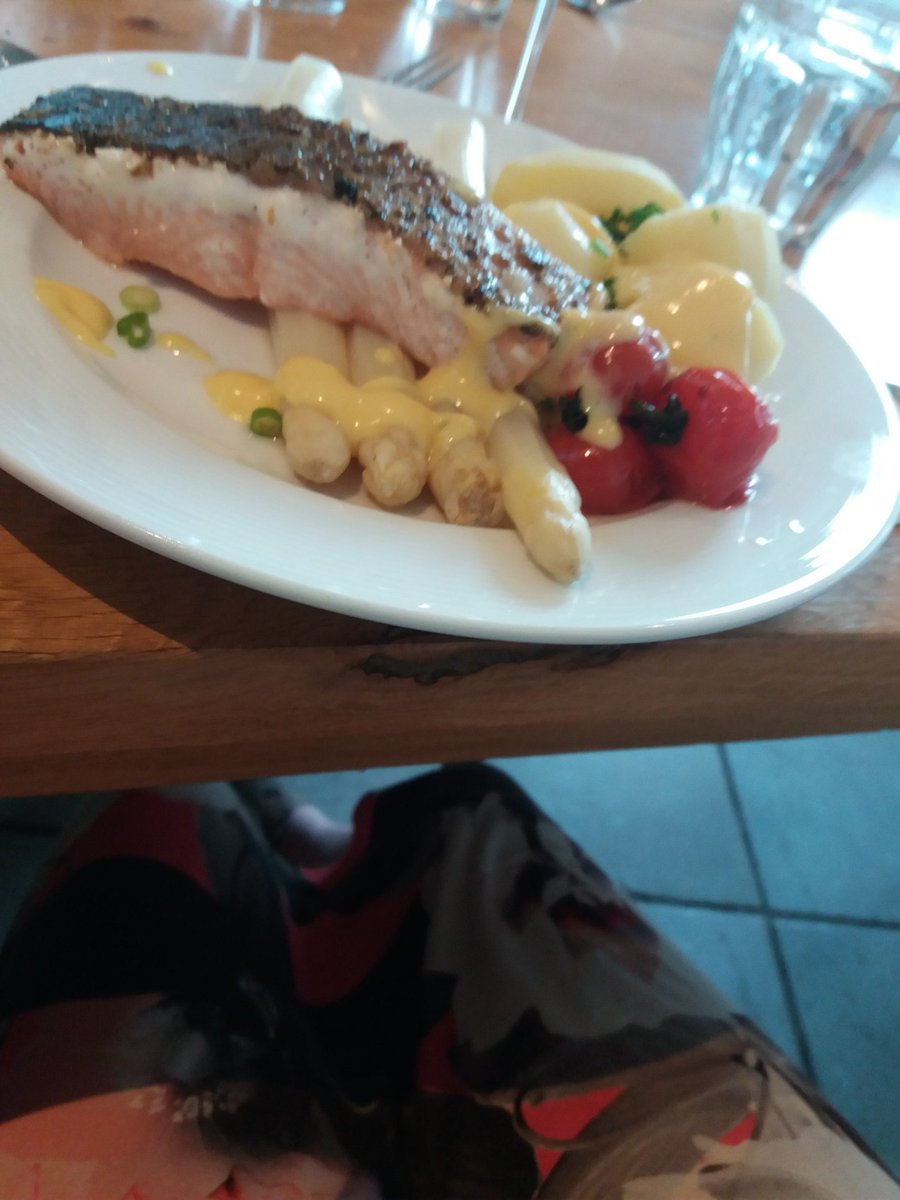 De_Realisten's tweet photo. Onbeperkt gezellig bij ons jaarlijks Realistendiner @CNVJongeren Wat is het lekkerrr https://t.co/yNjom1mI1g