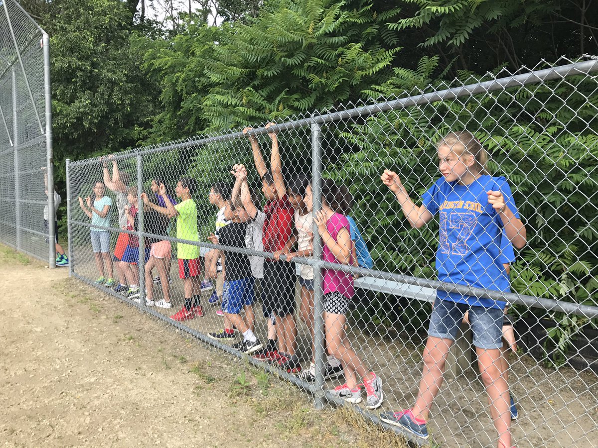 MrsClassGrade5's tweet photo. @HarringtonHAWKS 5th grade kickball tournament was HOT but fun! #lpsHAWKS #juneprojects https://t.co/muaJB0GYzW