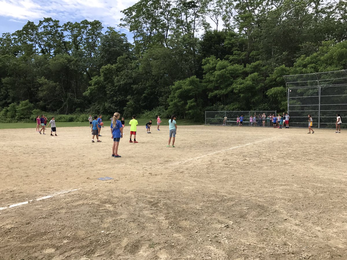 MrsClassGrade5's tweet photo. @HarringtonHAWKS 5th grade kickball tournament was HOT but fun! #lpsHAWKS #juneprojects https://t.co/muaJB0GYzW