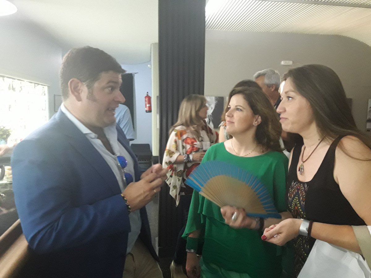 fgarciacedeno's tweet image. En el coctel de #t4networking con @crisalvap @jimmyguitartf y Ma Ángeles.