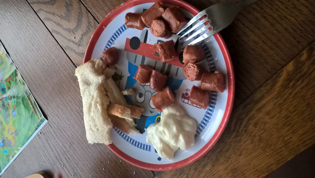 megsyj's tweet photo. @TheCween tonight's gourmet meal, hot dog sausages and a butter sandwich #toohottobebothered https://t.co/ixAsxJFzzj