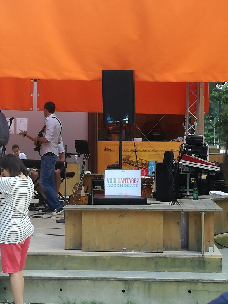 culturamilano's tweet photo. Live da #parcosempione il karaoke open air di #PalcoSempione #FdM2017 #FestadellaMusicaMilano #MilanoinNota https://t.co/ypLvMPAppW