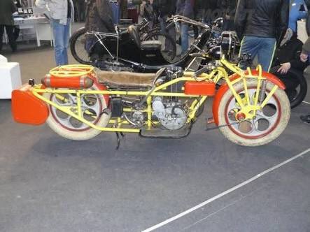 人工空 古雑貨屋 そら廻 店主 子供がレゴで作ったような造形だけど立派なバイク チェコスロバキアのboehmerland社が19年代から30年代初めまで製作販売していた なんと全長 3mで 600ccの単気筒エンジンで動く ちゃんと短いホイールベースのモデルも