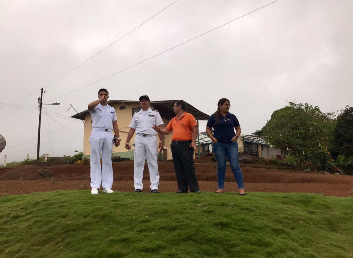 Riesgos_Ec's tweet photo. #SGR #Galápagos y miembros #DIRGIN establecen zona segura en #SanCristóbal para uso de helicóptero naval en caso de tsunami | @alexocles https://t.co/C2NqLJAJQT