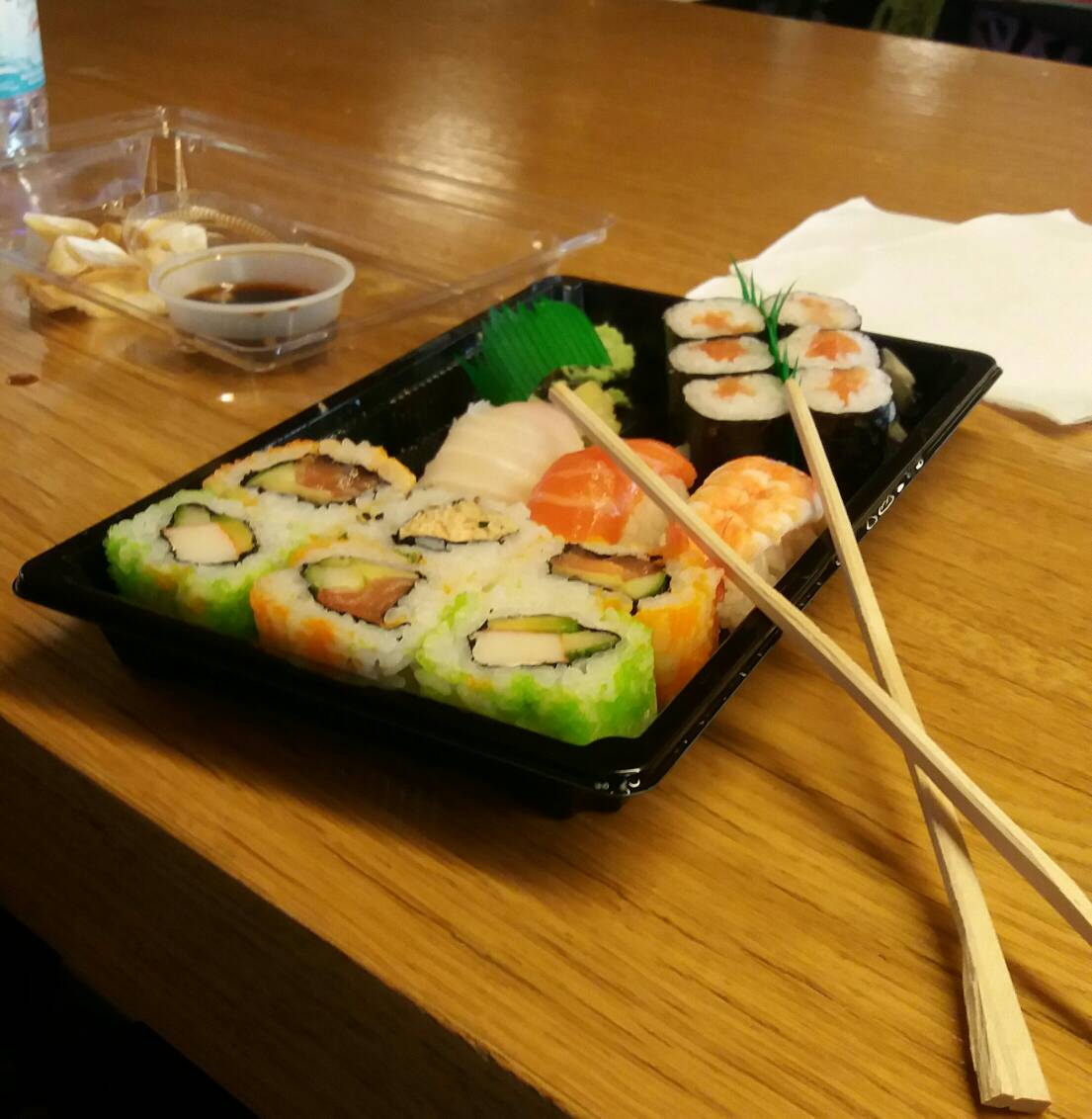 SuperWoman_SWDD's tweet photo. Comiendo sushi con mi hombre favorito después d #SM #167de365 #SB #SWzen #sushi #biginJapan #SWgraciasalavida https://t.co/utlvTXvRen