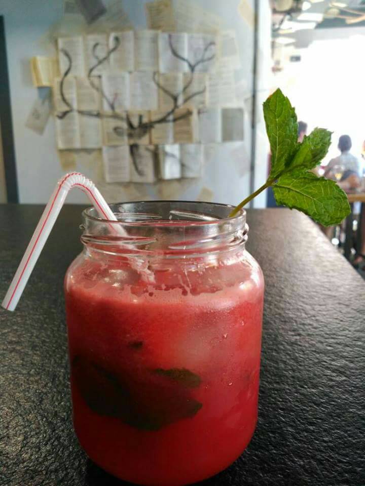 Hoy empieza oficialmente el verano y con él llega nuestro refresco estrella antisofocos. ¡Smoothies de sandía y hierbabuena!
