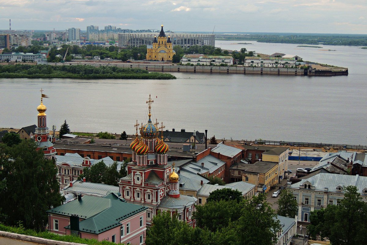 Споры нижнего новгорода. Стрелка Нижний Новгород. Нижний Новгород вид на стрелку. Стрелка Оки и Волги в Нижнем Новгороде. Стрелка Нижний Новгород вид с реки.