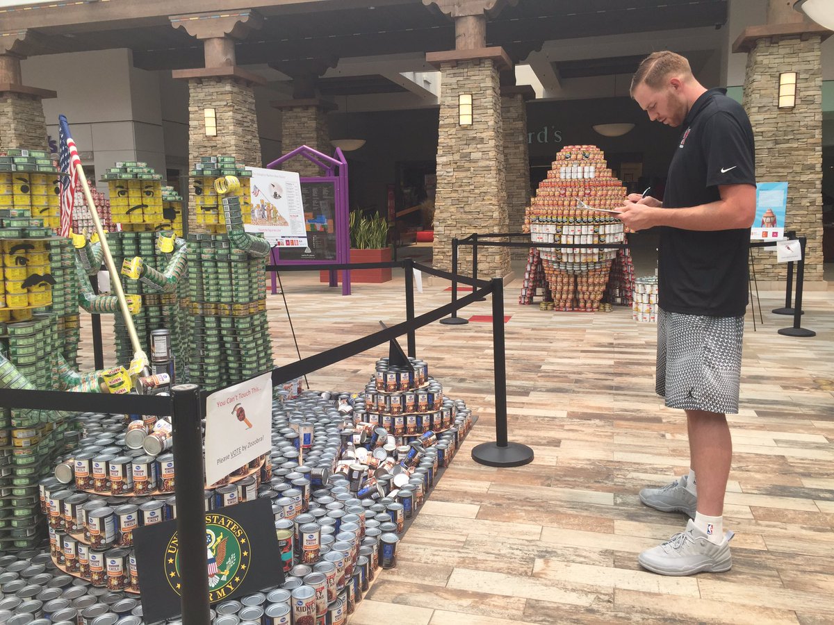 TheFoodDepot's tweet photo. A big thank you to @kingkirk53 for judging this year's #CanSantaFe2017 at @ShopSFPlace! #WeCANbeHEROES #CanstructionSantaFe https://t.co/wzGGrdWsX5