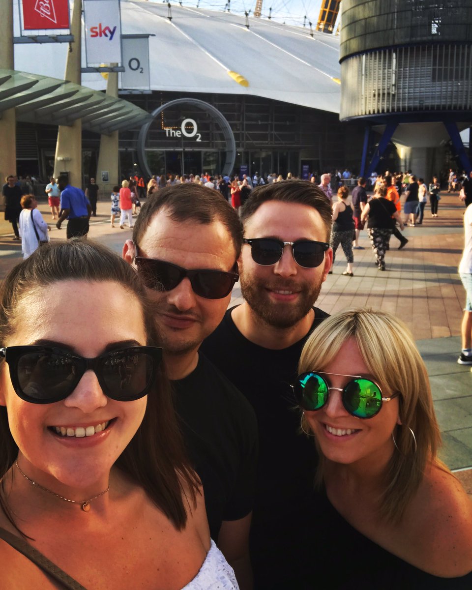 StaceyNew88's tweet photo. Who's more excited? The husbands or the wives! #CelineDionLive2017 https://t.co/BKAhQaXPow