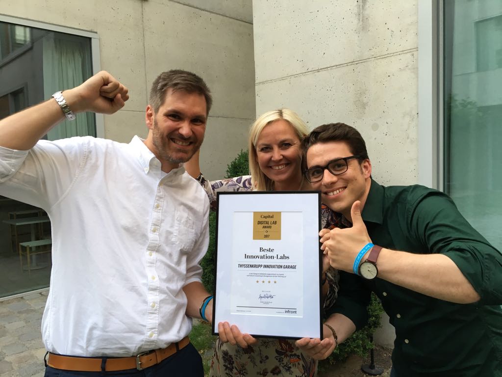 thyssenkrupp's tweet photo. Stolz den #LabAward in Händen zu halten. Unsere #InnovationGarage wurde von Capital als eines der führenden Digital Labs ausgezeichnet. https://t.co/RMSBAVaShQ