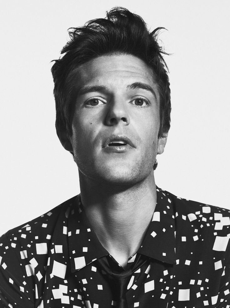 Happy birthday to babesamillion Brandon Flowers. Love me back, please. 