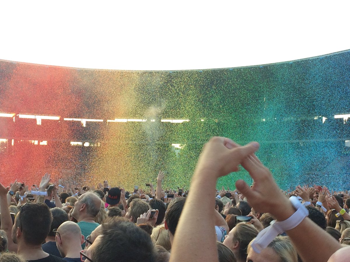 Trainerfoane's tweet photo. Nu al kippevel!!!! #ColdplayBrussels https://t.co/mbw2bObQTA