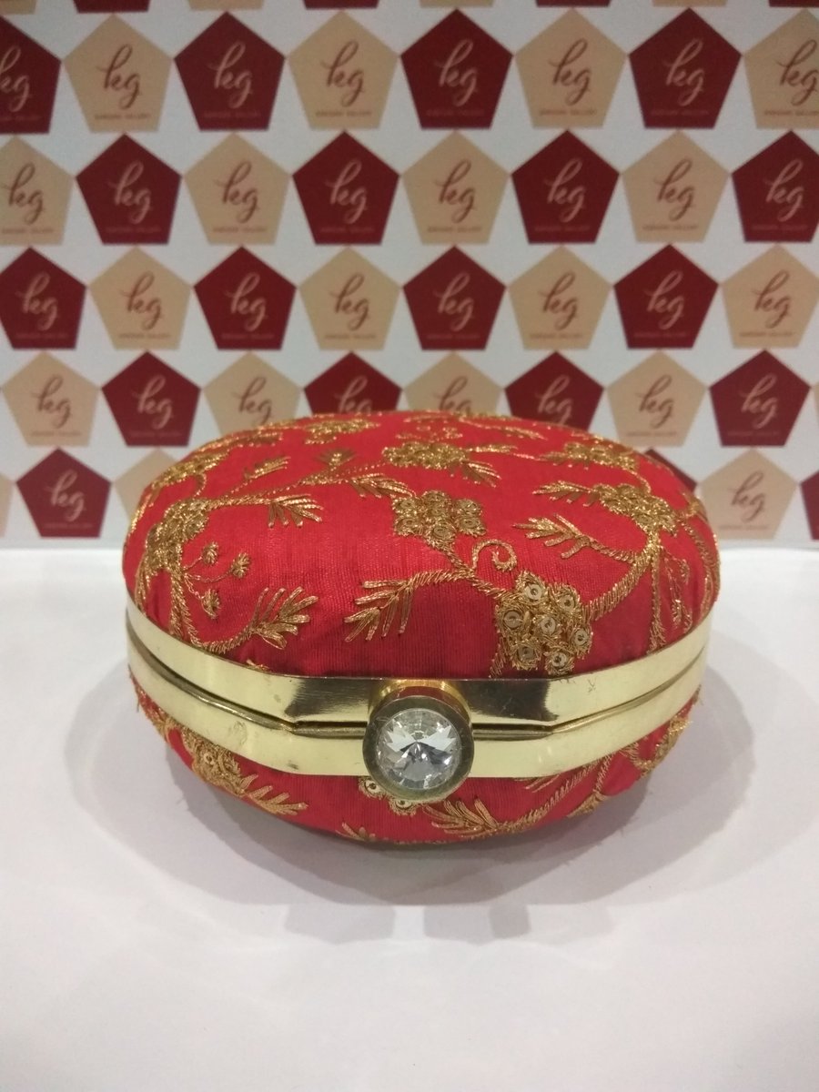 KarigariGallery's tweet photo. Elegant Round #CLUTCH - (Red Golden Zari)
PC: R1 | @INR999
#wedding #party #ordernow #freedelivery #paysecurely
#karigarigallery https://t.co/oSrgrPEDdG