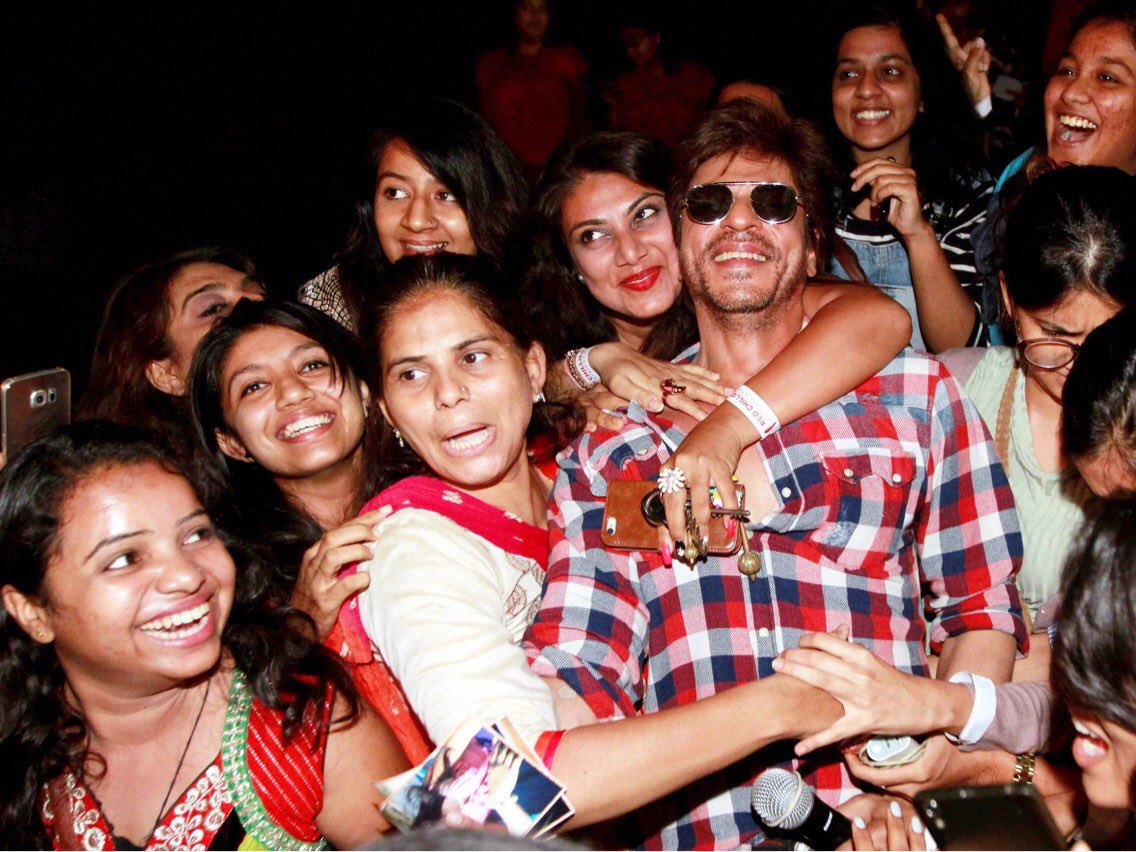 ManishKumarFilm's tweet photo. HQ pic : Funny Moment Jab @iamsrk In Ahmadabad with  #Radhas 
#ShahRukhKhan #ImtiazAli https://t.co/6qulLtvfWc