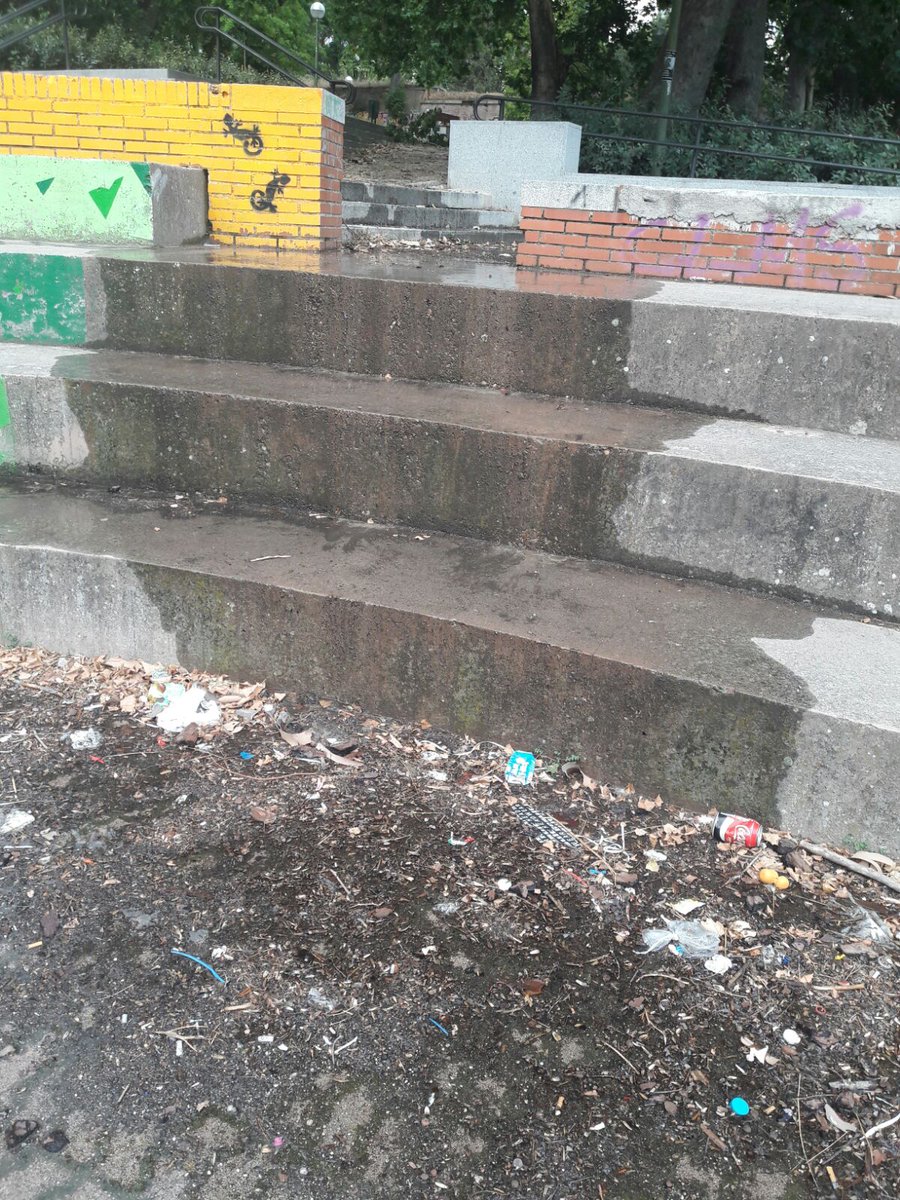 almenararadio's tweet photo. Incluso con instancias, así está el parque RodríguezSahagún, a 2 días del #FestiAlmenara, @AhoraTetuan @galceran_montse 😡 Si NO te gusta RT. https://t.co/g28BoqC9Gl