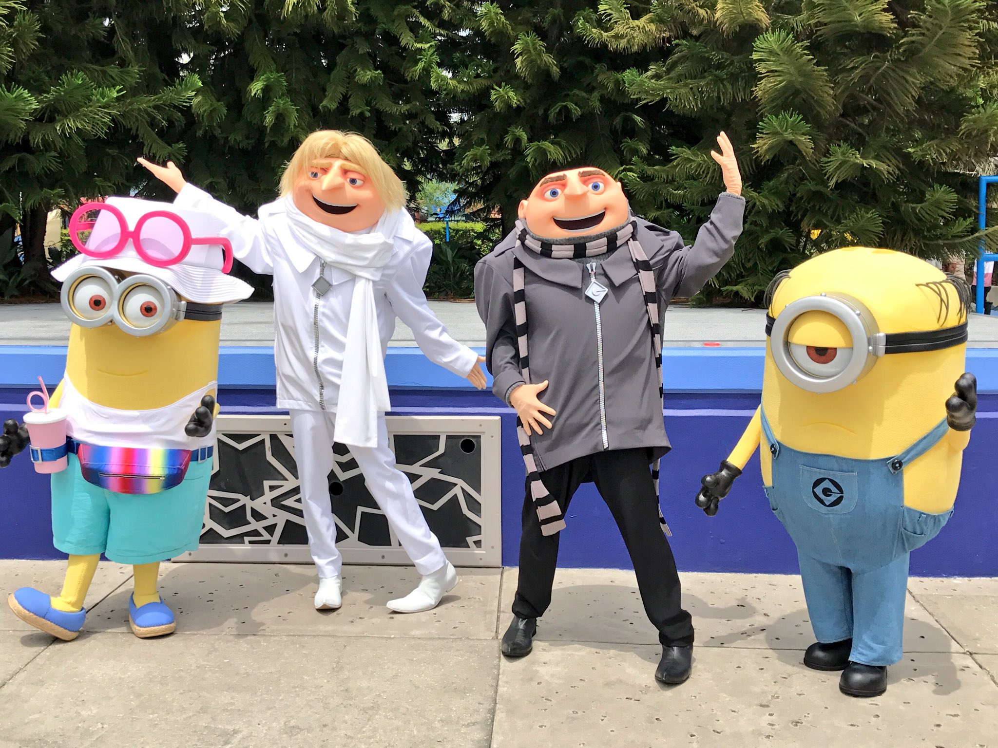 Laughingplace Com Gru His Brother Dru And A Couple Of Minions Out Meeting And Dancing Universalorl Promoting Dispicableme3 T Co 6rckzteysi Twitter