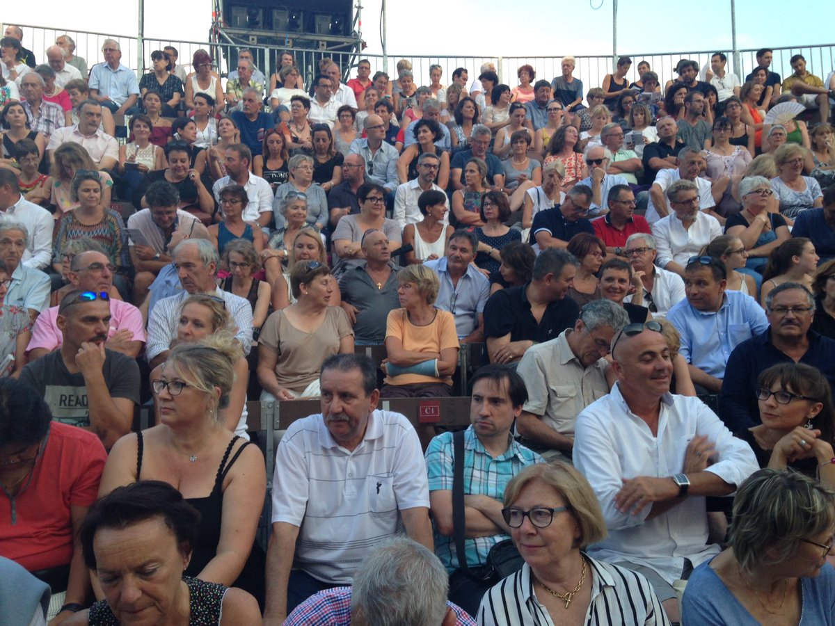 CASudRhoneAlpes's tweet photo. Le public des #FêtesNocturnes de #Grignan attend l'entrée des artistes. #Lorenzaccio de #Musset avec @MCPietragalla #Mesguich #Derouault https://t.co/kxFvn4tXES