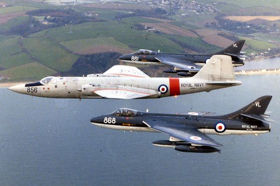 ron_eisele's tweet photo. English Electric Canberra in formation with two Hawker Hunters, 1983 https://t.co/LAri7z98Ql