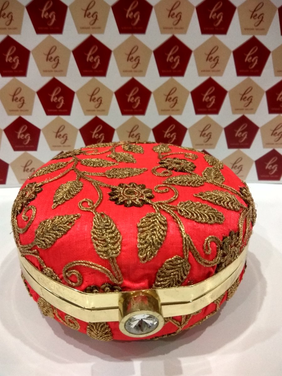 KarigariGallery's tweet photo. Elegant Round #CLUTCH - (Peach Golden Zari)
PC: R3 | @INR999
#wedding #party #ordernow #freedelivery #paysecurely
#karigarigallery https://t.co/VnawyoJpa1