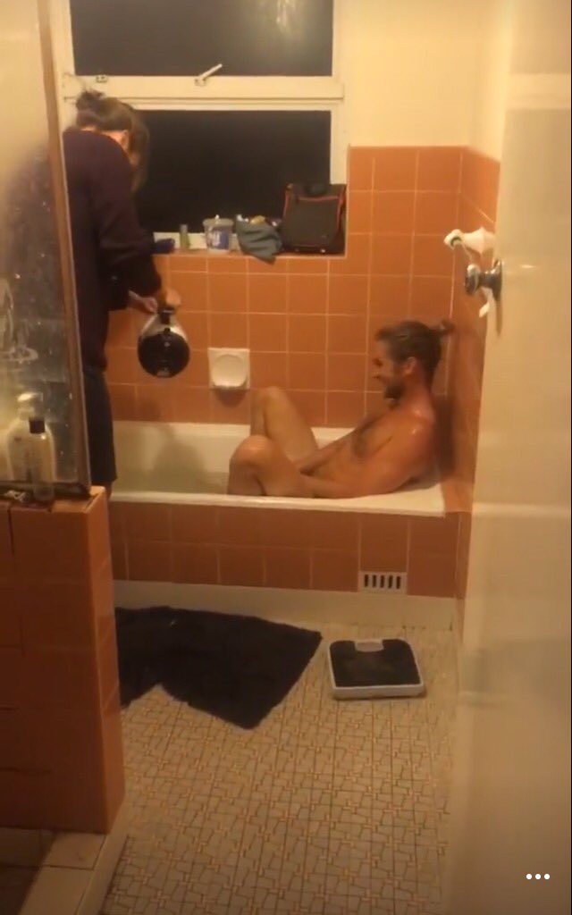 homeandawaytv2's tweet photo. George (Ash) naked in the bath ๐ณ while Matt (VJ) pours in boiling water ๐โค๏ธ #homeandaway #mattlittle #georgemason https://t.co/GUFA4xm4gS