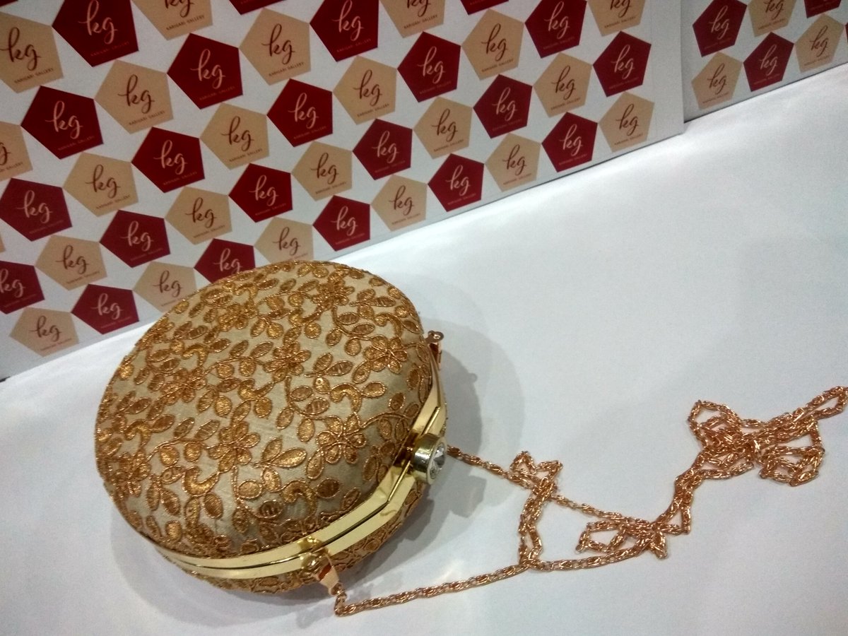 KarigariGallery's tweet photo. Elegant Round #CLUTCH - (Off-white Golden Zari)
PC: R2 | @INR999
#wedding #party #ordernow #freedelivery #paysecurely
#karigarigallery https://t.co/YAJqLg7lMp