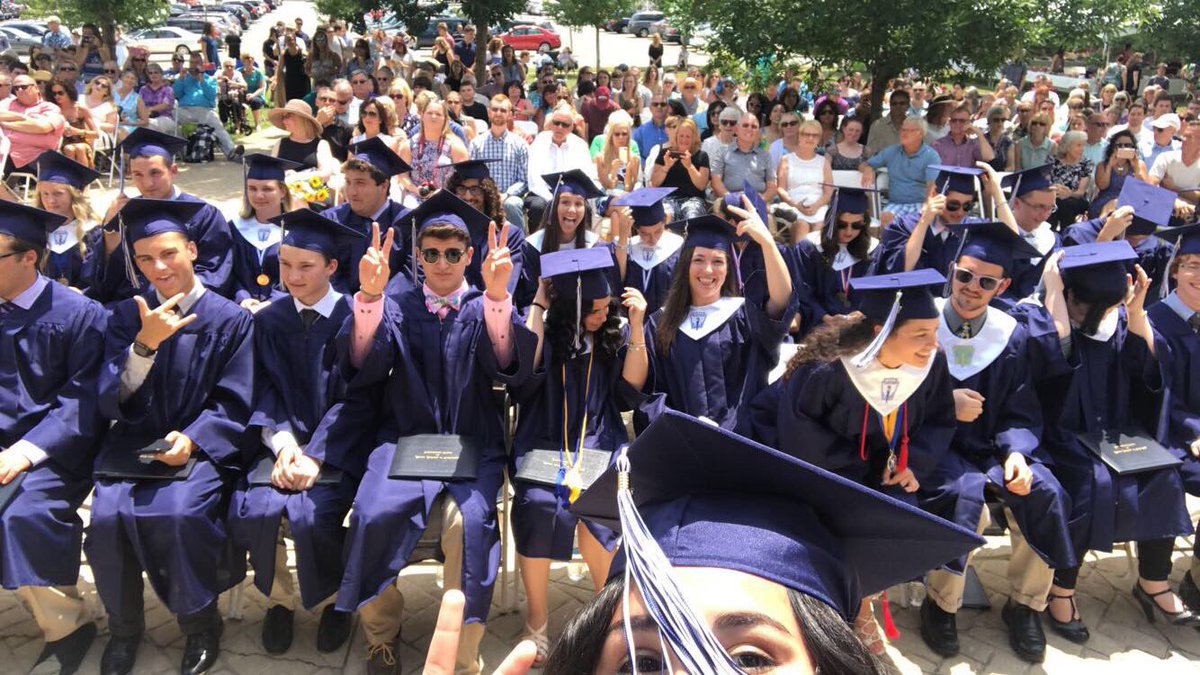 MClass2017's tweet image. congratulations class of 2017, we made it. you made our class council possible. thank you:) it's been an honor 👩🏻‍🎓👨🏻‍🎓🎓 🍾 🎉🎊