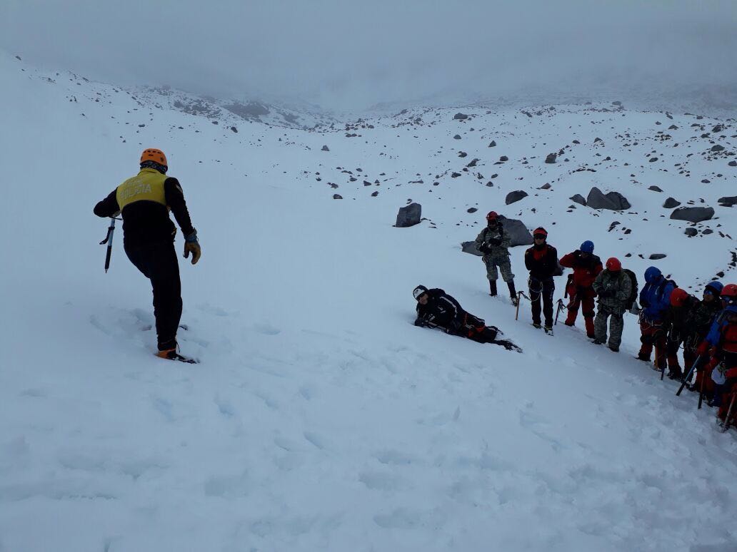 EjercitoECU's tweet photo. Miembros #UNIR del Grupo Caballería Blindada Tapi realizan instrucción en baja alta montaña y rescate en nevados #Antizana #Cayambe https://t.co/MH5CI8sVPp