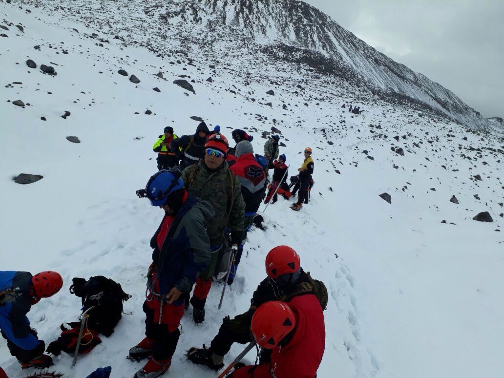 EjercitoECU's tweet photo. Miembros #UNIR del Grupo Caballería Blindada Tapi realizan instrucción en baja alta montaña y rescate en nevados #Antizana #Cayambe https://t.co/MH5CI8sVPp