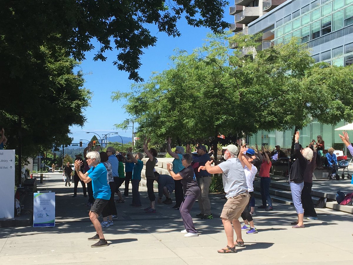 Tai Chi time in Civic Plaza!Great turnout. And the fountain's a popular hangout too. #WelcomeBackSummer! #NorthVan https://t.co/h2X38y795v